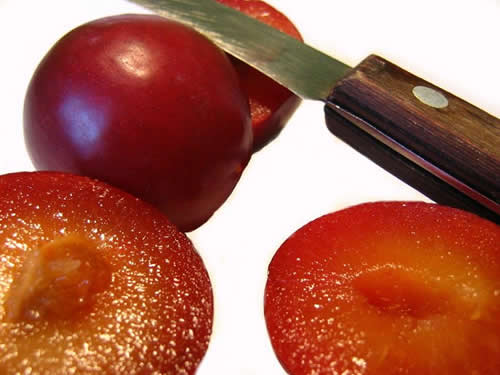 plums_knife1
